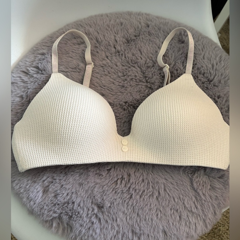 Victoria's Secret t-shirt, lightly lined. Cream textured Bra 34B